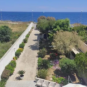 Seagull - Front And Sea View & Airport Apartman